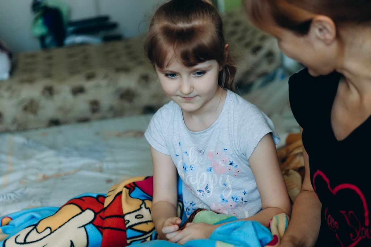 Реабілітація при протезуванні поранених дітей: 6-річна Марина, яка лікується в Охматдиті, робить перші кроки на протезі