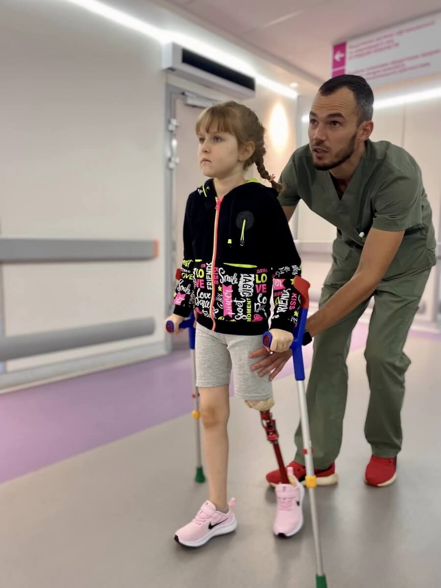 Реабілітація при протезуванні поранених дітей: 6-річна Марина, яка лікується в Охматдиті, робить перші кроки на протезі⚡️