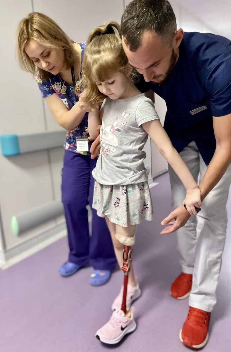 Реабілітація при протезуванні поранених дітей: 6-річна Марина, яка лікується в Охматдиті, робить перші кроки на протезі