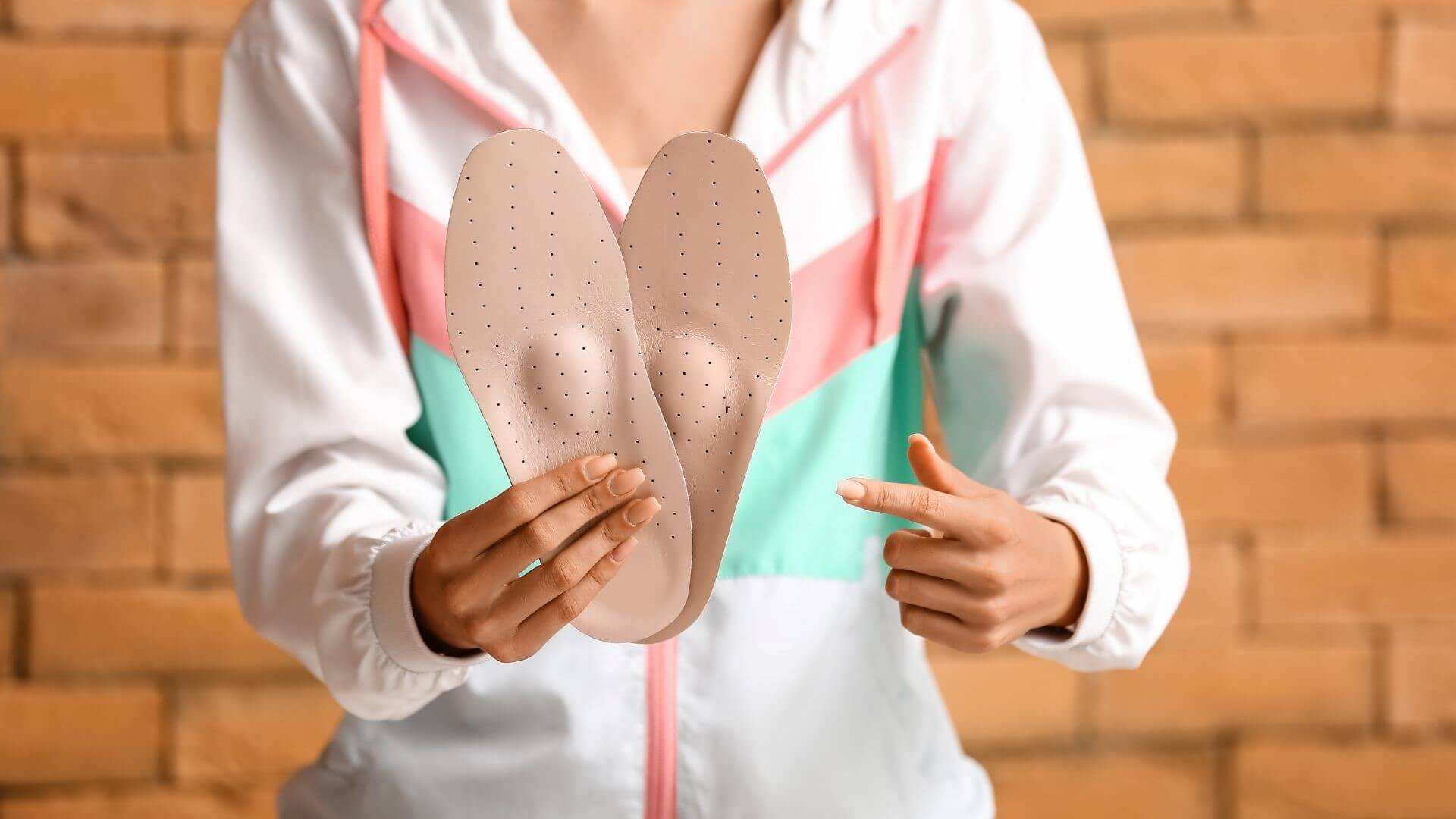 Правильно подобранная обувь с индивидуальными ортопедическими стельками поможет стабилизировать стопу и голеностоп во время занятий и избежать ненужных перегрузок